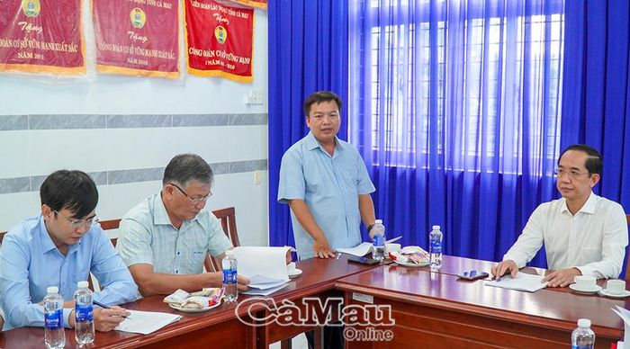 Ông Huỳnh Ngọc Linh, Phó Giám đốc Sở Y tế tỉnh, trao đổi các giải pháp phối hợp với địa phương trong công tác diệt muỗi, diệt lăng quăng, chủ động phòng, chống sốt xuất huyết.