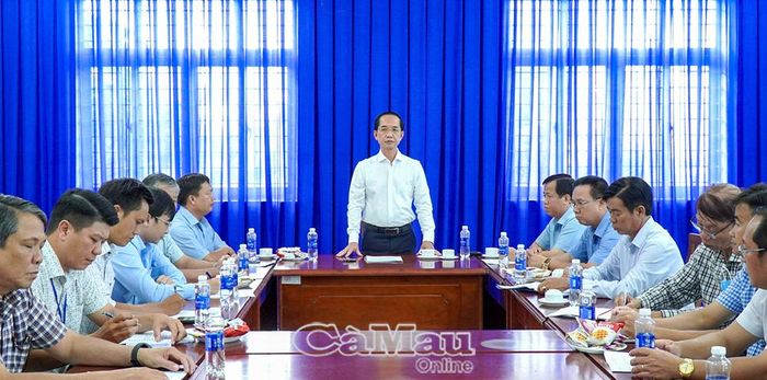 Đồng chí Hồ Thanh Thuỷ, Phó Bí thư Tỉnh uỷ, Chủ tịch Uỷ ban Mặt trận Tổ quốc Việt Nam tỉnh Cà Mau, phát biểu chỉ đạo tại buổi làm việc.