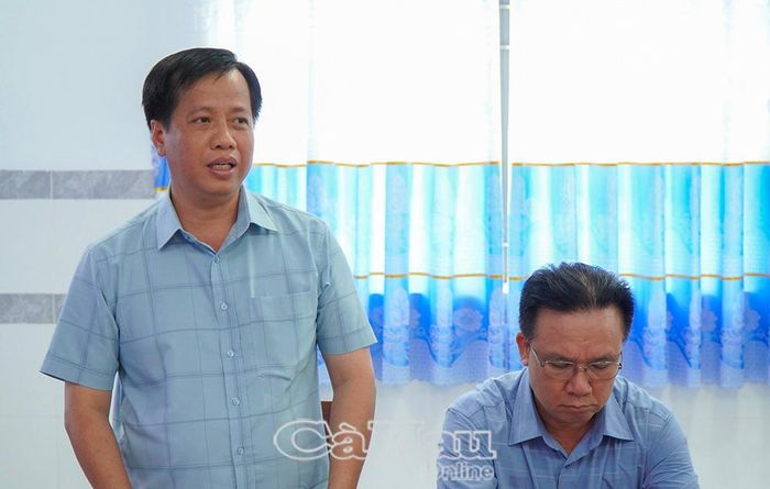 Đồng chí Huỳnh Minh Kiên, Bí thư Đảng uỷ xã Năm Căn, tiếp thu ý kiến chỉ đạo.