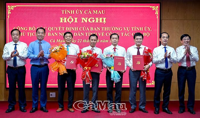 Các đồng chí Thường trực Tỉnh uỷ trao quyết định của Ban Thường vụ Tỉnh uỷ và tặng hoa chúc mừng các đồng chí được điều động, bổ nhiệm, nhận nhiệm vụ mới.