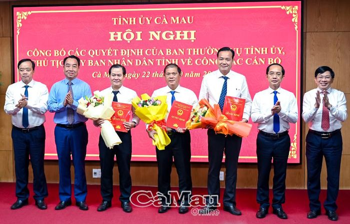  Các đồng chí lãnh đạo tỉnh chúc mừng các đồng chí nhận nhiệm vụ mới theo quyết định điều động cán bộ của Chủ tịch UBND tỉnh.