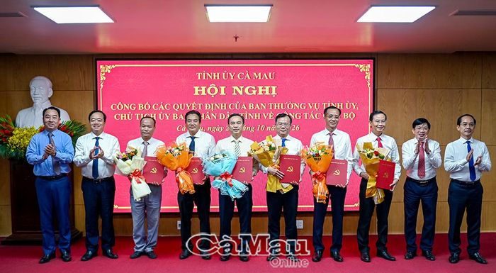 Các đồng chí Thường trực Tỉnh uỷ trao quyết định của Ban Thường vụ Tỉnh uỷ và tặng hoa chúc mừng các đồng chí được điều động, bổ nhiệm, nhận nhiệm vụ mới.