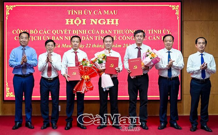  Các đồng chí Thường trực Tỉnh uỷ trao quyết định của Ban Thường vụ Tỉnh uỷ và tặng hoa chúc mừng các đồng chí được điều động, bổ nhiệm, nhận nhiệm vụ mới.