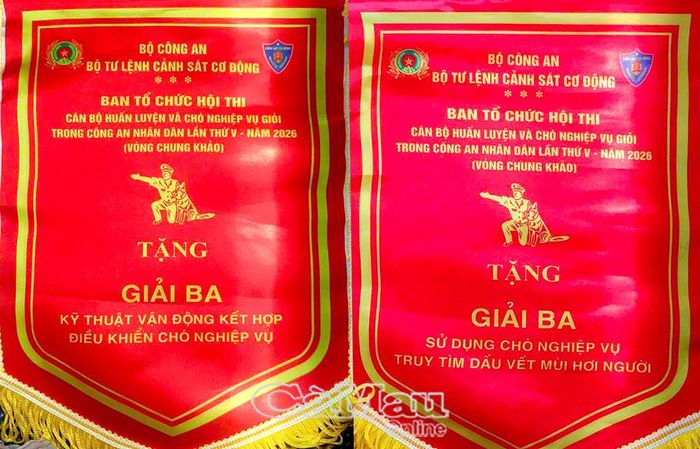 Cờ lưu niệm ghi nhận thành tích 2 giải Ba được trao tặng đoàn vận động viên Công an tỉnh Cà Mau.