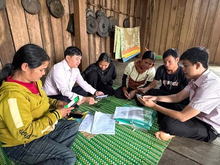  Tuyên truyền, phổ biến chính sách, pháp luật đến đồng bào tại Thôn 3, xã An Toàn - Ảnh: Ngân Hà