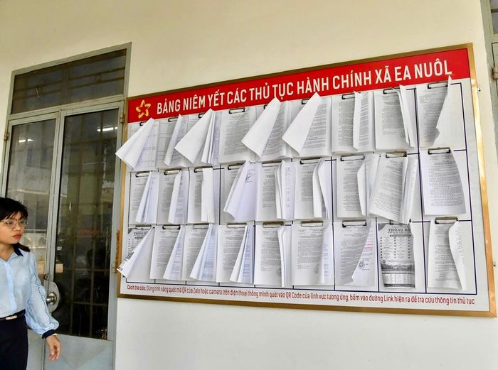 Các thủ tục hành chính tại xã Ea Nuôl được niêm yết công khai để người dân dễ tìm hiểu và áp dụng. Ảnh: PHÚC HƯNG