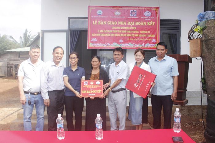 Mặt trận Tổ quốc xã Ea Nuôl và các nhà tài trợ trao tặng Nhà đại đoàn kết cho hộ nghèo trên địa bàn (tháng 8/2026). Ảnh: THÚY THANH