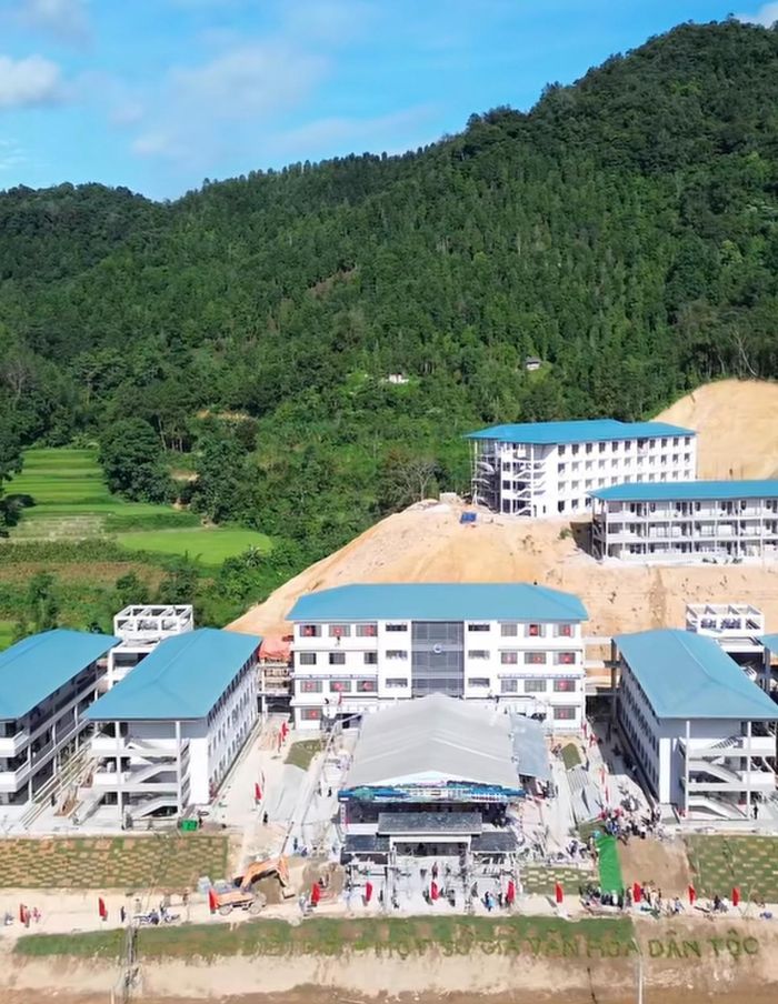 Hệ thống trường phổ thông nội trú liên cấp tại các xã biên giới đất liền được xác định là nhiệm vụ trọng tâm, mang tính chiến lược lâu dài nhằm thu hẹp khoảng cách giáo dục giữa các vùng miền. Ảnh: N.HUYỀN