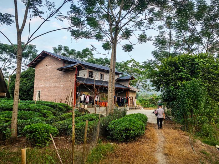 Xã Linh Hồ có địa bàn rộng lớn, địa hình đồi núi phức tạp và bà con sống phân tán không tập trung. Ảnh: TRƯỜNG SƠN
