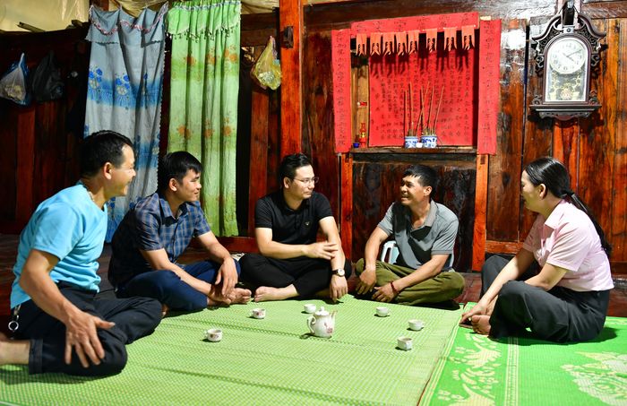 Cán bộ xã Bảo Lạc tuyên truyền, vận động bà con tích cực sản xuất, trồng trọt, chăn nuôi để cải thiện đời sống. Ảnh: NGUYỄN LY