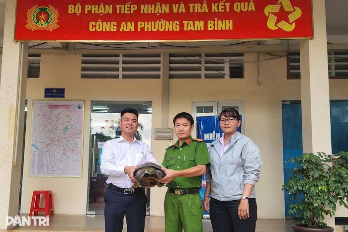 Người dân mang cá thể rùa quý hiếm đến trụ sở công an giao nộp (Ảnh: Hoàng Hướng)/Dân Trí