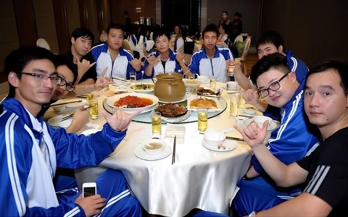 Hào phóng trả toàn bộ hóa đơn ngày họp lớp, người đàn ông không ngờ nhiều năm sau liên tục bị bạn cũ hỏi vay tiền. Ảnh minh họa