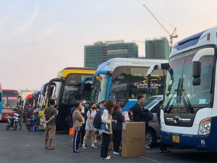 Sinh viên được khuyến cáo kiểm tra kỹ thông tin nhà xe, biển số và lộ trình trước khi lên xe. Ảnh: Hình ảnh minh họa↵
