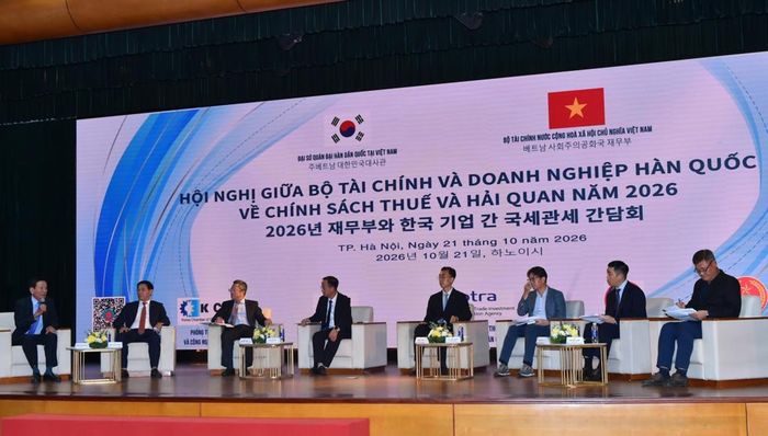 Đại diện Lãnh đạo: Cục Thuế, Cục Hải quan, Vụ Chính sách thuế, phí và lệ phí (Bộ Tài chính) và đại diện doanh nghiệp Hàn Quốc tại phiên thảo luận tại Hội nghị.