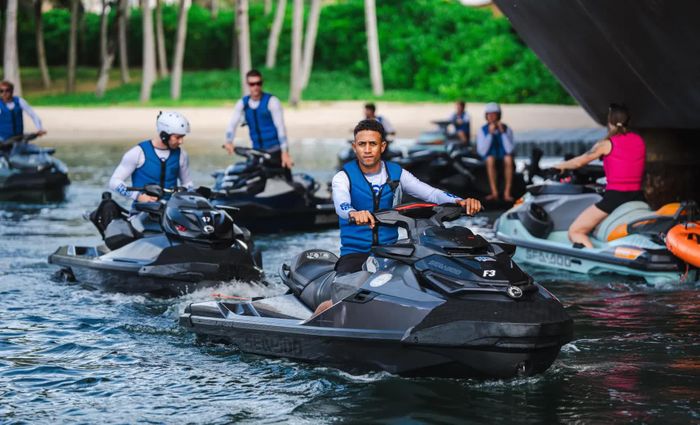 14 chiếc Jetski đã được tập hợp tại Sunset Town để chuẩn bị cho mùa mới của Symphony of the Sea.