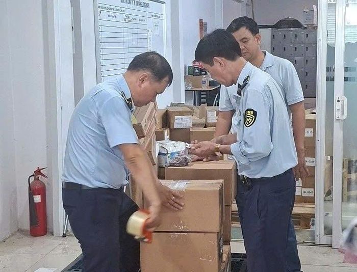 Quản lý thị trường TPHCM niêm phong lô hàng có dấu hiệu xâm phạm quyền sở hữu trí tuệ