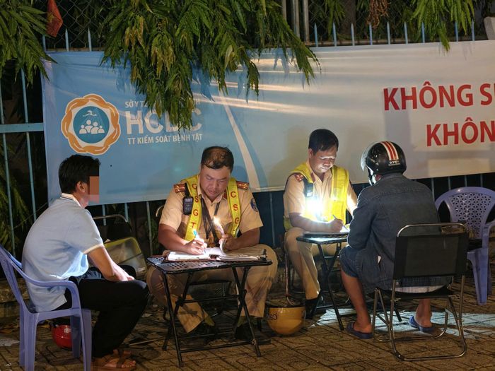 Đội CSGT Hàng Xanh kiểm tra và lập biên bản người vi phạm nồng độ cồn