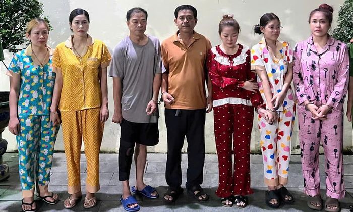 Nhóm đối tượng bị khởi tố về tội "môi giới mại dâm" và "Đánh bạc"