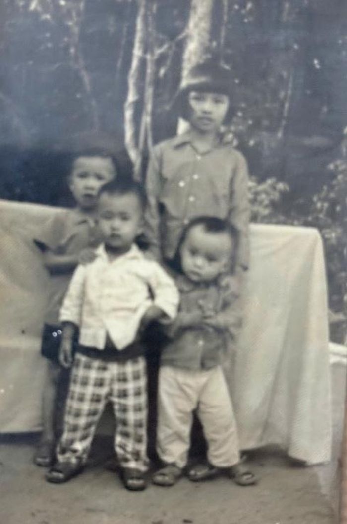 Bé Nguyễn Thị Hạnh (đứng hàng sau, bên phải), con gái nữ Liệt sĩ Nguyễn Thị Kim Hoa. Mẹ hy sinh khi Hạnh mới 3 tuổi, em cùng các bạn lớn lên trong rừng, cho đến ngày hòa bình...