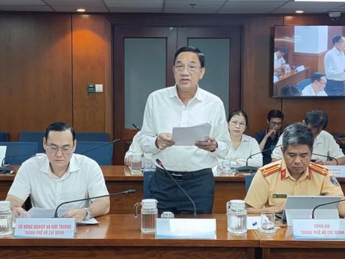 Ông Trần Quốc Khánh - Phó Giám đốc Sở Nội vụ TPHCM cung cấp thông tin tại buổi họp báo