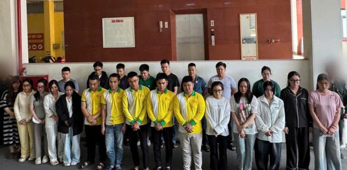 Các đối tượng liên quan được đưa về trụ sở công an để làm rõ