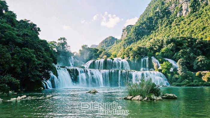 Thác Bản Giốc được coi là nơi có cảnh sắc hùng vĩ, như tiên cảnh ở dòng Quây Sơn, Cao Bằng. Thác cao hơn 60m với chỗ dốc dài nhất 30m. Chia thành nhiều tầng đá vôi nối tiếp nhau và trải rộng đến cả trăm mét
