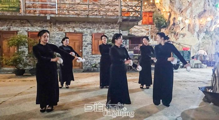 Tiết mục múa bát tại làng đá cổ Khuổi Ky