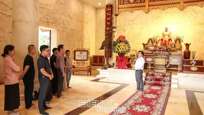 Đoàn Tạp chí Điện tử và Ứng dụng dâng hương và nghe giới thiệu về quy mô, quá trình xây dựng Đền thờ Chủ tịch Hồ Chí Minh trong Khu di tích Quốc gia đặc biệt Pác Bó
