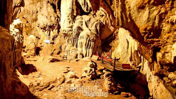 Suối Lê-Nin và hang bên trong hang Cốc Pó