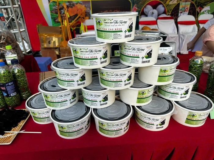 Thạch đen Cao Bằng có mùi thơm nhẹ, màu đen óng, độ dẻo mịn và vị thanh mát đặc trưng mà không nơi nào có được.