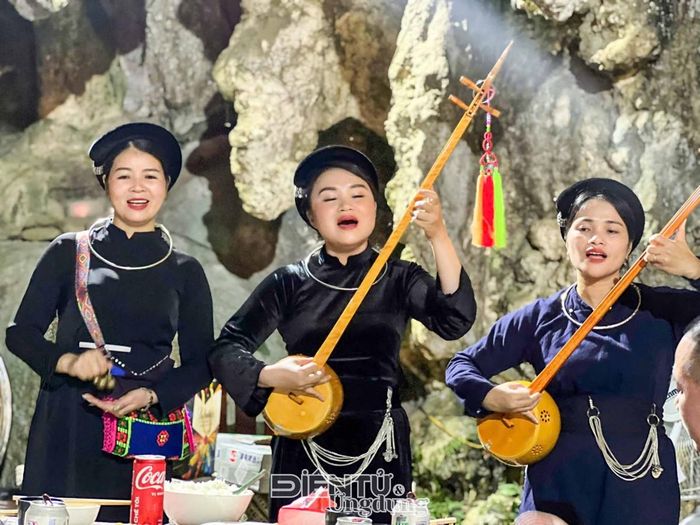 Tiết mục văn nghệ hát Then - đàn Tính đặc sắc tại Cao Bằng nổi bật với các tác phẩm truyền thống và đương đại gắn liền với nét đẹp văn hóa dân tộc Tày, Nùng