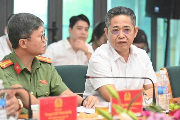 Trung tá Nguyễn Chính Trung, Trưởng Ban Phóng viên An ninh Thủ đô, người điều hành nội dung tọa đàm, trao đổi với ông Phạm Văn Tình, Phó Giám đốc Văn phòng đăng ký đất đai, Sở NN&MT Hà Nội. Ảnh: Phú Khánh.