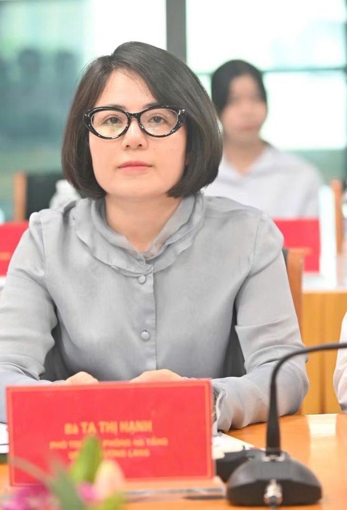 Bà Tạ Thị Hạnh, Phó Trưởng phòng Hạ tầng, UBND phường Láng, Hà Nội, phát biểu tọa đàm. Ảnh: Phú Khánh.