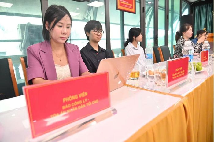 Tọa đàm Hoàn thiện Luật Đất đai và số hóa dữ liệu: Đột phá hướng tới quản lý minh bạch, hiệu quả, nhận được sự quan tâm, đưa tin của các cơ quan báo chí Trung ương và Hà Nội. Ảnh Phú Khánh.