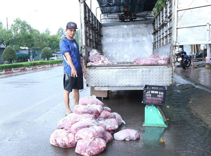 Đối tượng Trịnh Thanh Lâm bên số thịt heo được đóng gói, vận chuyển bằng xe tải. Ảnh: Công an TP. Đồng Nai 