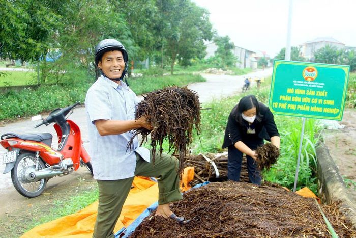  Tận dụng phụ phẩm trong sản xuất để chế biến phân bón hữu cơ, góp phần cải tạo đất và phát triển nông nghiệp bền vững. (Ảnh minh hoạ) 