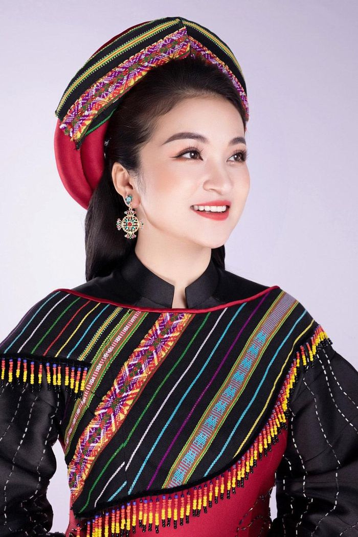 Có niềm yêu thích âm nhạc từ nhỏ, cô sớm bộc lộ năng khiếu ca hát và tích cực tham gia các hoạt động văn nghệ.