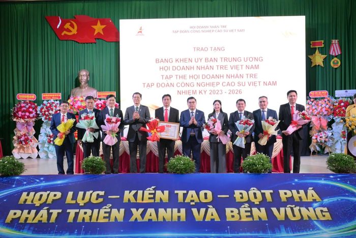 Ông Phan Tấn Đạt, Phó Chủ tịch Hội Doanh nhân trẻ Việt Nam trao Bằng khen của Trung ương Hội Doanh nhân trẻ Việt Nam cho Hội Doanh nhân trẻ VRG vì những thành tích trong nhiệm kỳ 2023–2026.