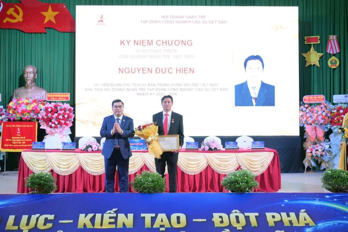 Ông Nguyễn Đức Hiền (bên phải), Chủ tịch Hội Doanh nhân trẻ VRG, Tổng Giám đốc Công ty Cổ phần Cao su Đồng Phú, được bầu giữ chức Chủ tịch Hội Doanh nhân trẻ VRG khóa VIII.