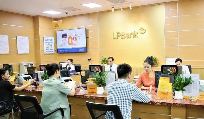 Từ khi có vợ chồng tỷ phú Phạm Nhật Vượng đầu tư, thu nhập của nhân viên LPBank tăng cao hơn hẳn.