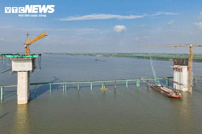 Đến giữa tháng 10/2026, các nhà thầu đã triển khai đúc đốt K0 - đốt dầm đầu tiên trên đỉnh trụ - tại 10/19 trụ cầu chính. Đây là bước khởi đầu cho quá trình hình thành các nhịp cầu vượt sông Hồng.