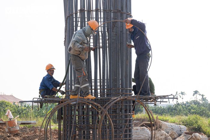 Nhiều mũi thi công được tổ chức đồng thời trên toàn tuyến, từ khu vực cầu cạn, đường dẫn đến phần cầu chính vượt sông. Việc triển khai song song các hạng mục giúp tận dụng mặt bằng đã được bàn giao, tạo điều kiện đẩy nhanh tiến độ công trình.