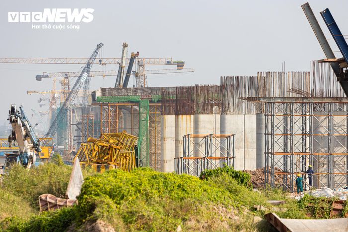 Về khối lượng xây lắp, toàn bộ 941 cọc khoan nhồi đã hoàn thành. Các nhà thầu đã thi công xong 69/70 bệ trụ, 63/70 thân trụ và 20/70 xà mũ trụ. Công tác đúc dầm Super T đạt 177/450 phiến, trong đó 2/45 nhịp cầu cạn đã được lao lắp.