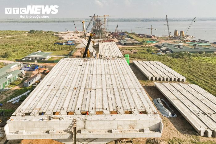 Sau hơn một năm triển khai, cầu Hồng Hà đang bước vào giai đoạn thi công kết cấu phía trên. Các nhà thầu đồng thời triển khai lao lắp dầm cầu cạn và đúc hẫng cân bằng tại khu vực cầu chính vượt sông Hồng.