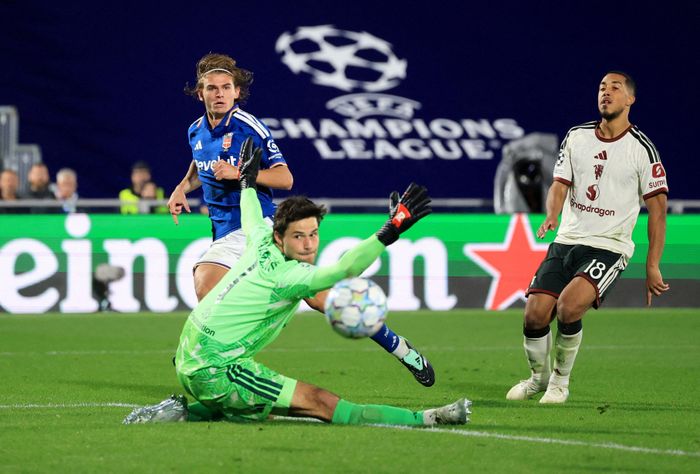Nico Paz ghi 2 bàn cho Como. (Ảnh: Reuters)