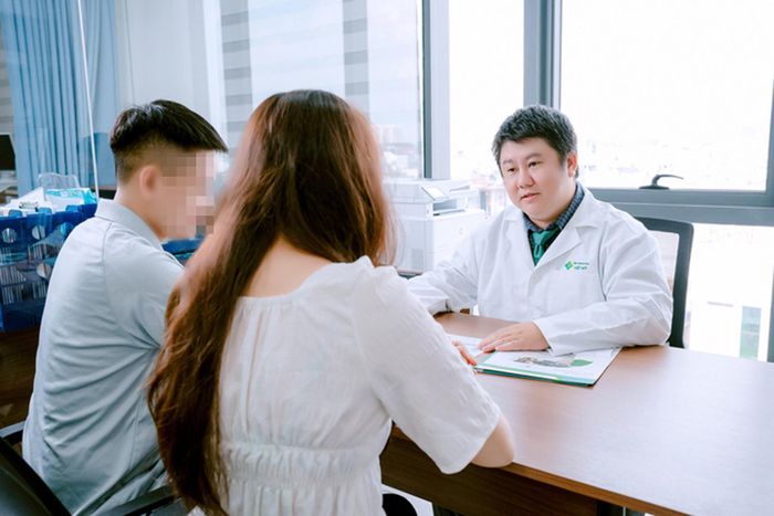 Bác sĩ Quốc Anh tư vấn cho các cặp vợ chồng nên sinh 2 con trước 35 tuổi (Ảnh: BVCC)