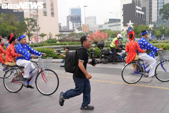 Phía sau mỗi bộ ảnh cưới là sự chung tay của những người làm nghề nhiếp ảnh, trang điểm và các tình nguyện viên.