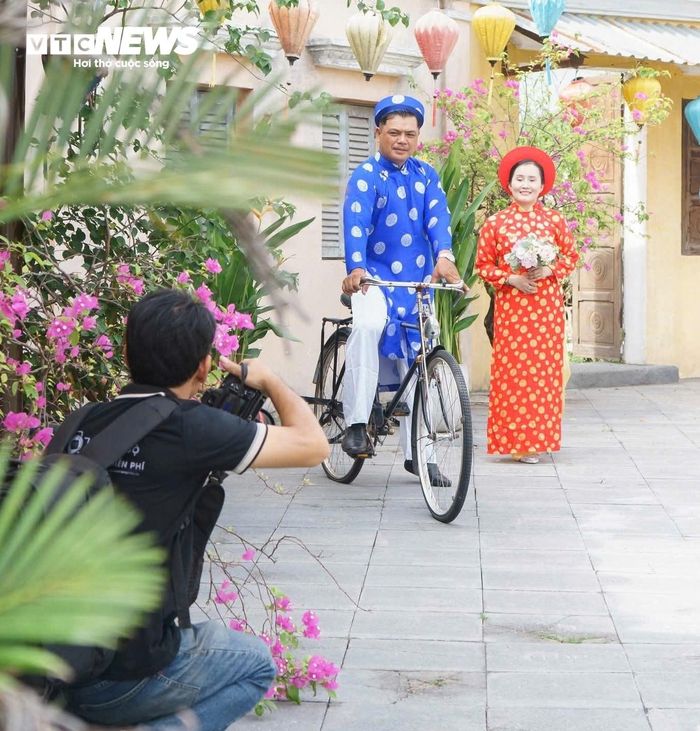 Với anh Liêng Trần Ngọc Trung Hiếu, mỗi bộ ảnh cưới trao đi là một kỷ niệm đẹp và sự sẻ chia dành cho những người bắt đầu cuộc sống hôn nhân còn nhiều khó khăn.