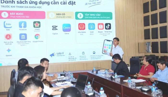 Giảng viên hướng dẫn học viên cài đặt, thực hành các ứng dụng số thiết yếu, dịch vụ công trực tuyến và công cụ trí tuệ nhân tạo