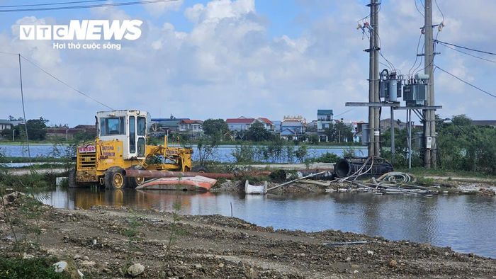 Thực trạng ngập nước khiến nhà thầu chưa thể tổ chức thi công đồng loạt trên toàn tuyến, dù dự án đang trong giai đoạn triển khai các hạng mục nền, móng đường và cầu. Nhiều máy móc trong công trường thi công dự án cũng bị nước bủa vây sau những đợt mưa lớn, thậm chí bị ngập nước. 